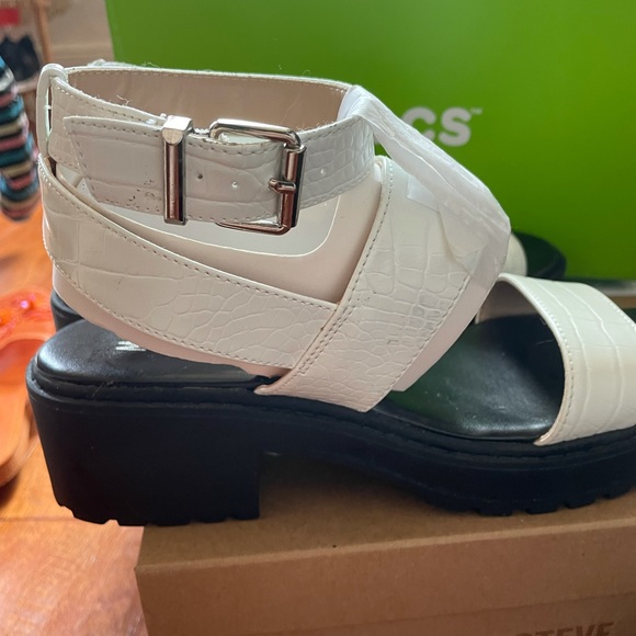 NWT CHUNKY WHITE SANDALS SOLD - Picture 6 of 6